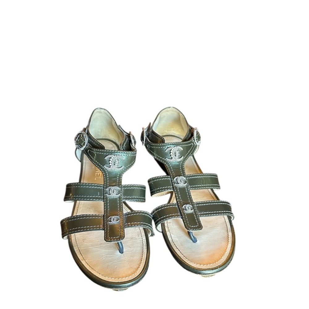 RARE Chanel iconic logo sandals
RETAIL 995 - Picture 4 of 8